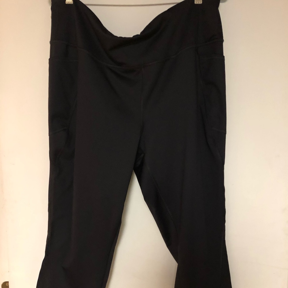 Black Tek Gear cropped leggings
